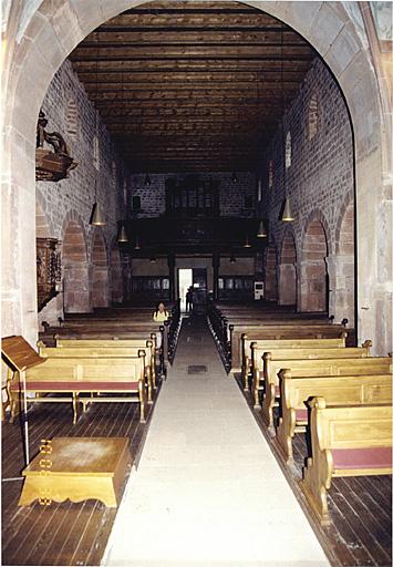 Vue d'ensemble de la nef depuis le choeur.