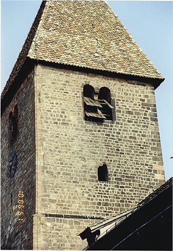 Vue partielle de la tour-porche, faces sud et est.