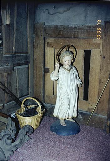 Vue d'une statue de l'enfant Jésus.