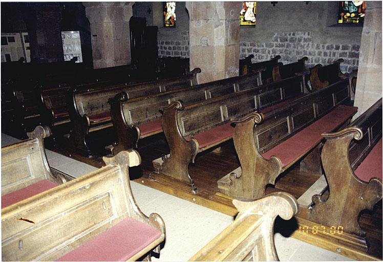 Vue des bancs d'église.