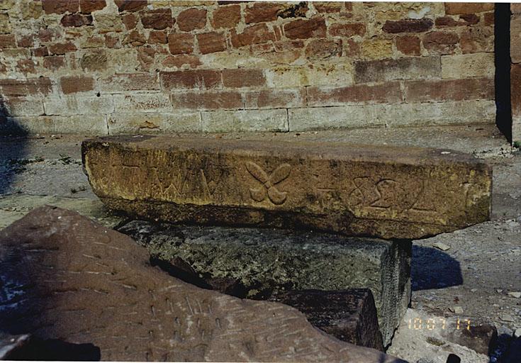 Vue du linteau de l'ancienne étable, daté 1738.