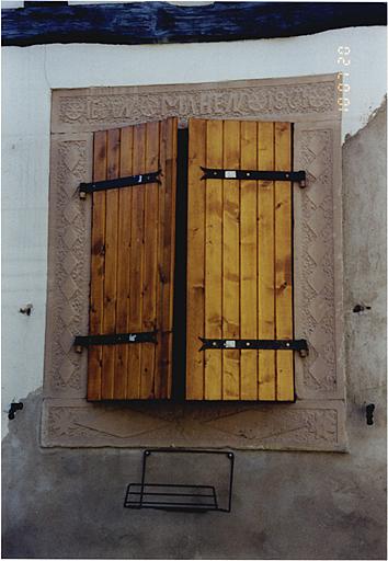 Maison 19, rue de la Forêt, détail d'une fenêtre en grès sculpté datée 1801.
