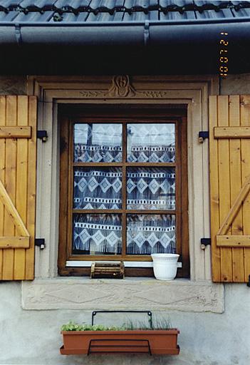 Maison 19, rue de la Forêt, détail d'une fenêtre en grès sculpté (1801).