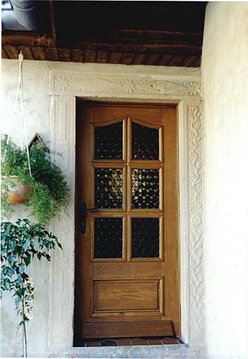 Maison 19, rue de la Forêt, détail d'une porte en grès sculpté (1801).
