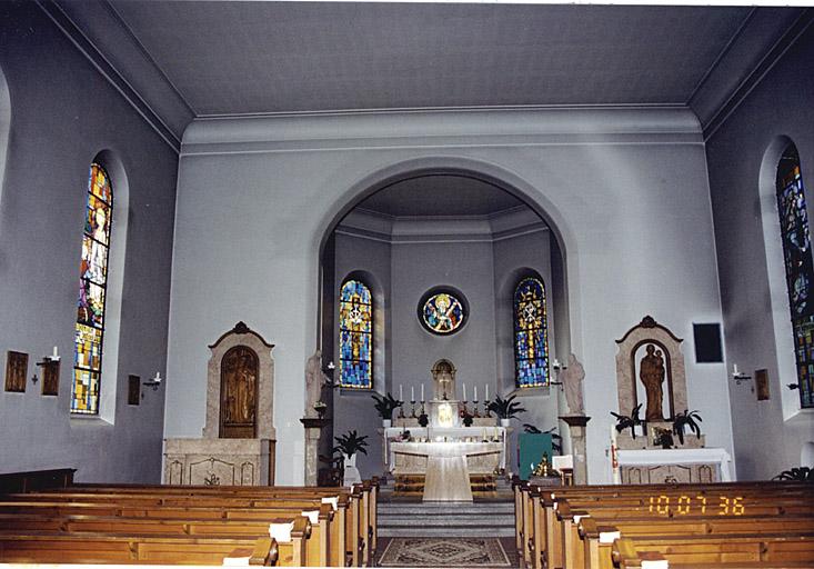 Vue de la nef et du choeur.