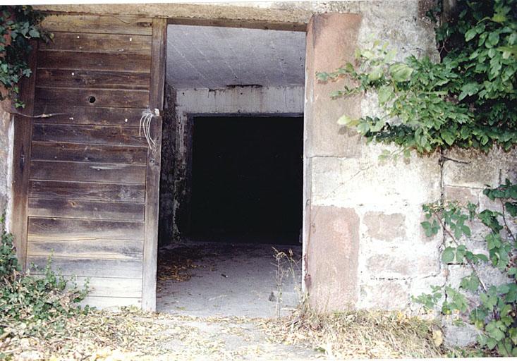 Glacière, C.D. 334, vue de la porte d'entrée.