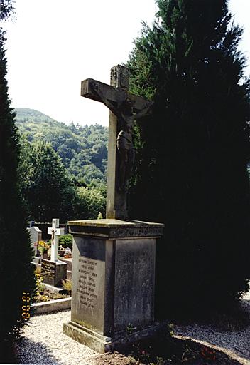 Croix de cimetière et monument aux morts (WF), rue de la Vallée.