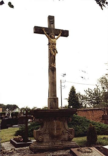 Vue d'ensemble de la croix de cimetière.