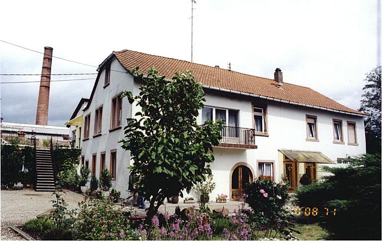 Ancienne maison du directeur de l'usine de chaises, au bord de la Lauter, 3, rue des Prés. A l'arrière, cheminée de l'usine située sur l'autre rive de la rivière.