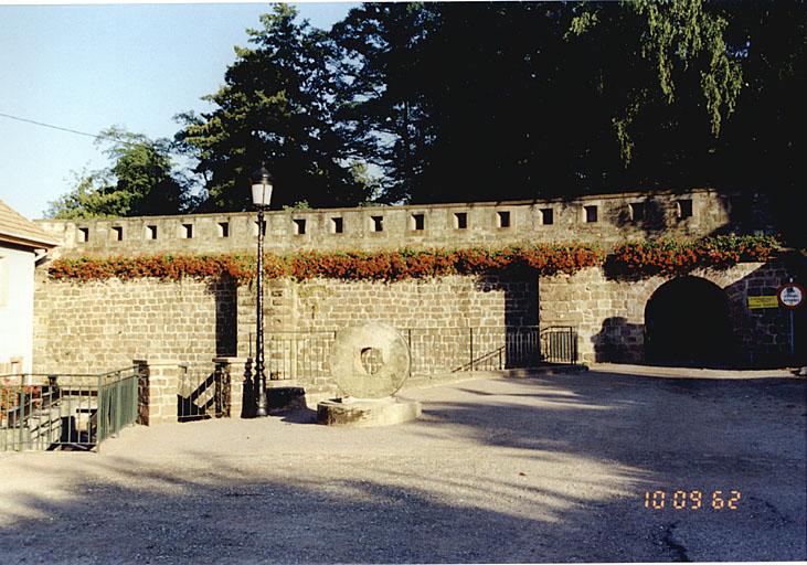 Courtine est de la ville, au sud du moulin des franciscains, avec porte moderne. Vue intra-muros, depuis l'ouest.