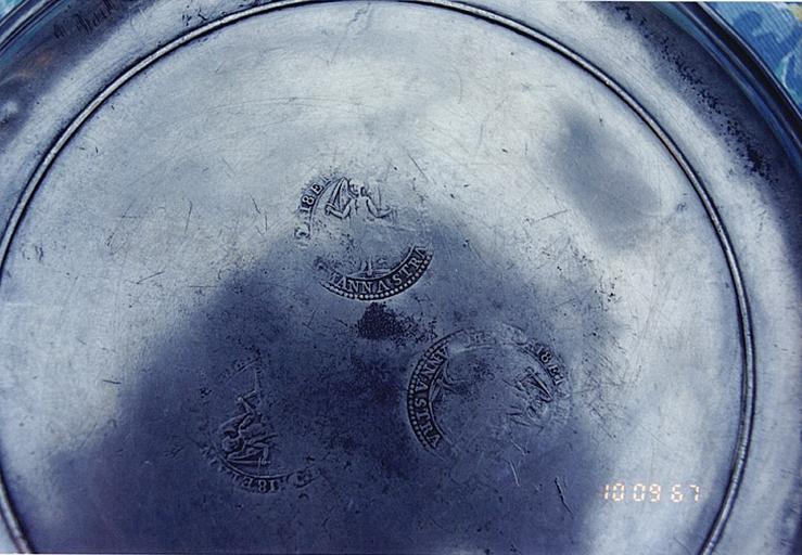 Détail d'un poinçon de Charles Théodore Bergmann empreint trois fois sous l'assiette à pain.