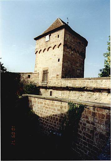 Courtine ouest du Bruch avec tour Hausgenossen et vestiges du chemin de ronde. Vue intra-muros, depuis le nord-est.