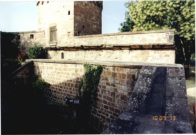 Courtine ouest du Bruch avec tour Hausgenossen et vestiges du chemin de ronde. Vue intra-muros, depuis le nord-est.