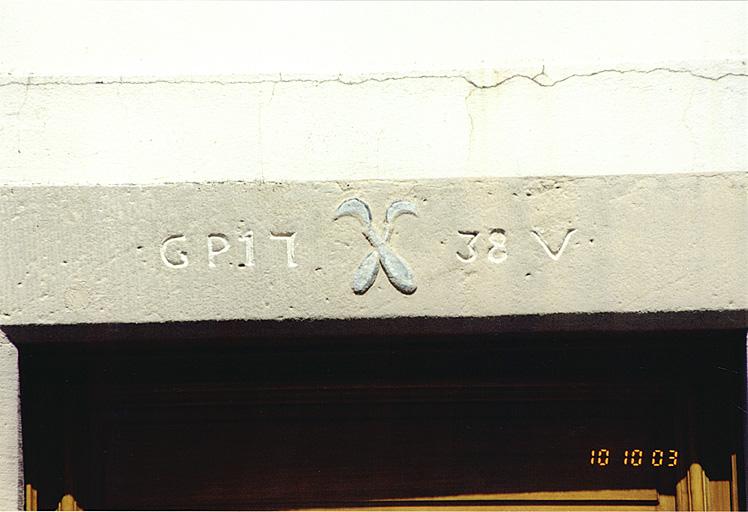 Maison, 31, faubourg de Bitche, détail du linteau de porte daté 1738 et portant un emblème de vigneron.