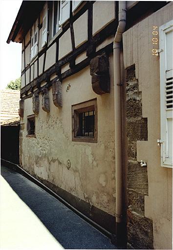 Maison, 31, faubourg de Bitche, détail d'une chaîne d'angle et de corbeaux sur le bâtiment annexe.