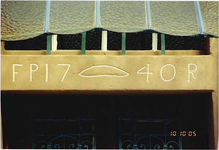 Maison, 33, faubourg de Bitche, détail du millésime et de l'emblème de boulanger.