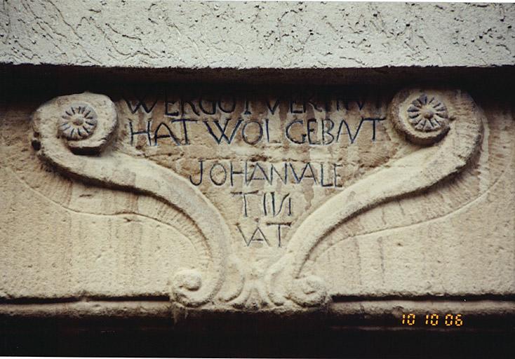 Maison 35, faubourg de Bitche, détail d'une inscription pieuse : WER GOT VERTRAUT / HAT WOL GEBAUT / JOHAN VALE(N) / TIN / VAT.