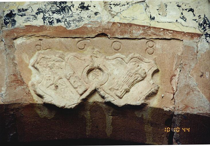 Maison sud, élévation nord. Détail de la porte du passage avec écus aux armes de Georg Steuernagel et Agnès Schaffner (?), datée 1608.