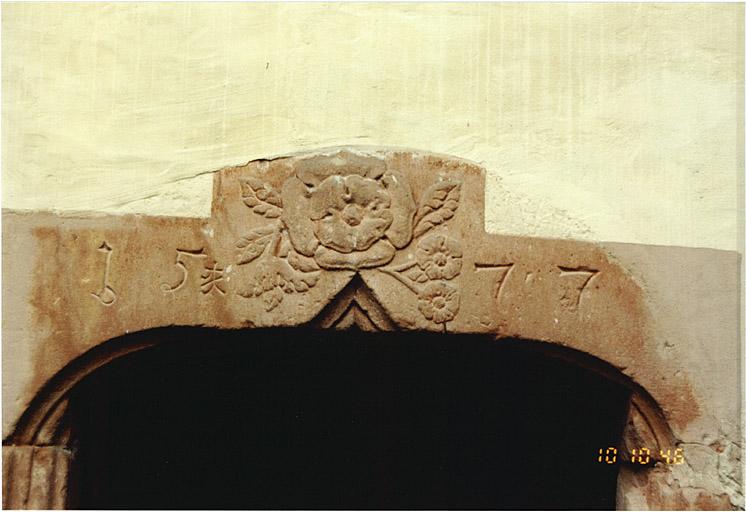 Corps de bâtiment ouest avec tourelle d'escalier dans-oeuvre. Détail de la porte datée 1577.