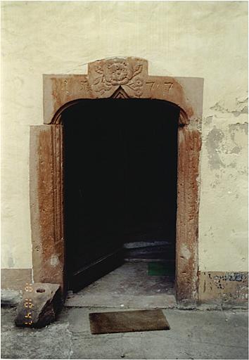 Corps de bâtiment ouest avec tourelle d'escalier dans-oeuvre. Vue de la porte datée 1577.