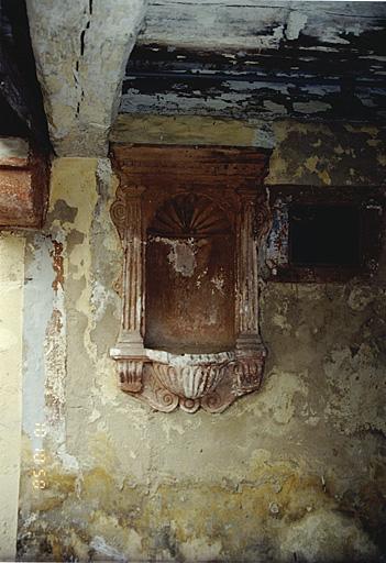 Maison antérieure nord. Niche datée 1610, sous le passage d'entrée.