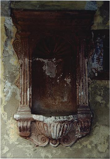 Maison antérieure nord. Niche datée 1610, sous le passage d'entrée.