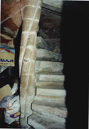 Corps de bâtiment ouest avec tourelle d'escalier dans-oeuvre, de 1577. Détail du noyau de l'escalier au rez-de-chaussée.