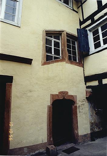 Corps de bâtiment ouest accolé contre l'élévation sud de la maison nord. Vue partielle avec tourelle d'escalier dans-oeuvre, datée de 1577 sur la porte.