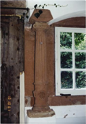 Maison sud. Vue de la colonnette de la fenêtre sud dont la moité gauche a été transformée en porte.