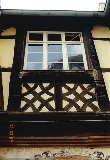 Maison sud, élévation nord. Vue de la fenêtre à chambranle saillant sculpté au-dessus du passage.