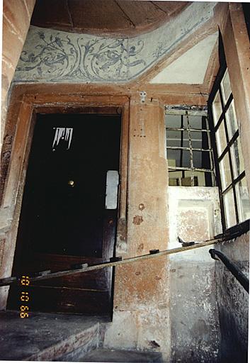 Corps de bâtiment ouest avec tourelle d'escalier dans-oeuvre, de 1577. Vue d'une porte intérieure vers le 1er étage de la maison nord et décor peint.
