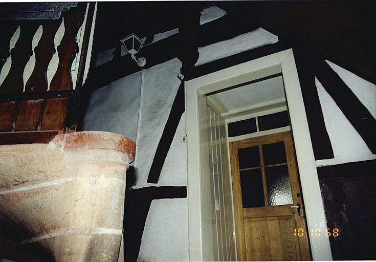 Corps de bâtiment ouest avec tourelle d'escalier dans-oeuvre, de 1577. Partie supérieure de l'escalier et mur pignon de la maison nord en pan de bois.