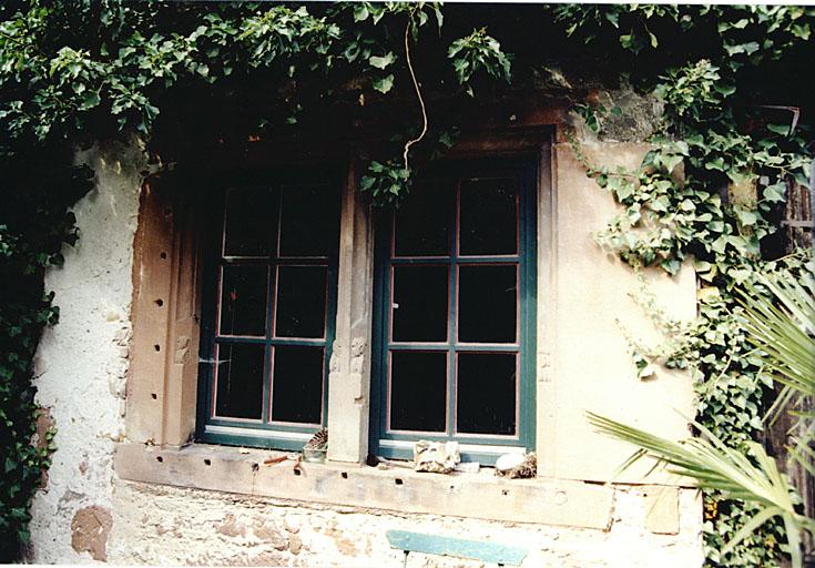 Maison sud, élévation. Vue de la fenêtre remaniée du rez-de-chaussée comportant à l'intérieur une colonnette au droit du trumeau.