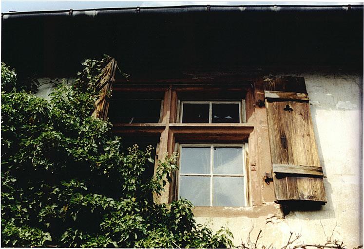Maison sud, élévation sud. Vue d'une fenêtre de l'étage.
