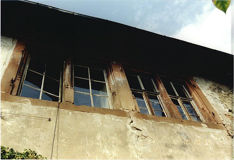 Maison sud, élévation sud. Vue de fenêtres jumelées à l'étage.