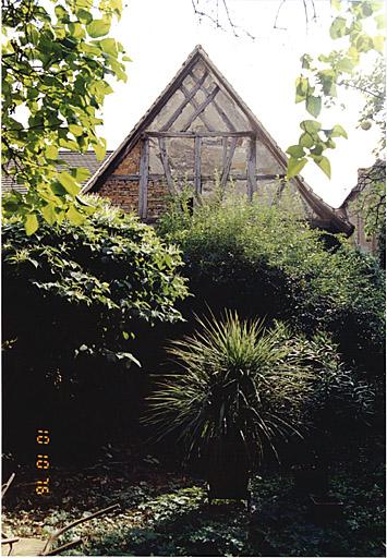 Vue de la dépendance au fond du jardin.