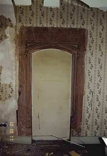 Maison sud. Vue de la porte intérieure de l'étage, datée de 1608, ayant donné primitivement accès à une 2e tourelle d'escalier (hors-oeuvre côté sud-est).