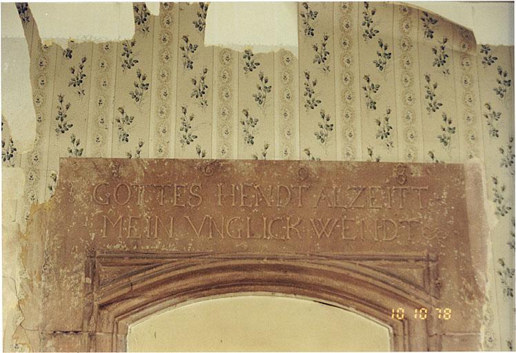 Maison sud. Détail de la porte intérieure de l'étage, datée de 1608, ayant donné primitivement accès à une 2e tourelle d'escalier (hors-oeuvre côté sud-est).