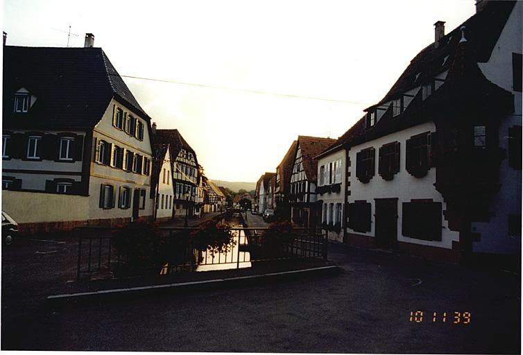 Vue du faubourg de Bitche vers l'ouest depuis le pont.