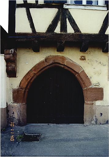 Vue partielle de la maison antérieure nord, avec porte datée de 1484.