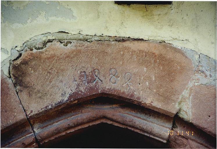 Maison antérieure nord. Détail de la porte datée 1484.