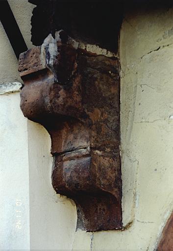 Maison antérieure nord. Détail du rez-de-chaussée, corbeau côté est.