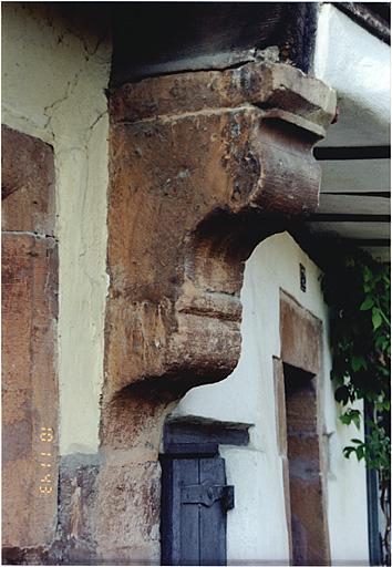 Maison antérieure nord. Détail du rez-de-chaussée, corbeau côté ouest.