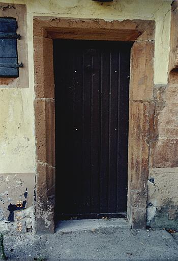 Maison antérieure nord. Détail du rez-de-chaussée, porte latérale vers l'ouest.