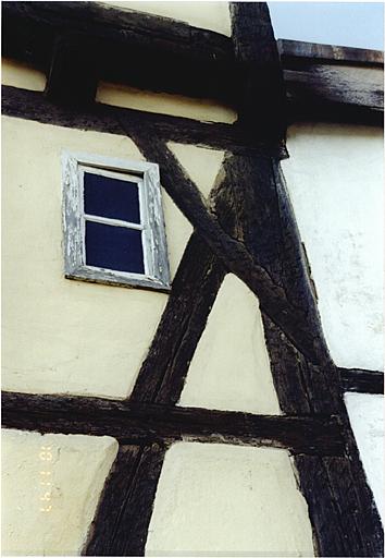 Maison antérieure nord. Détail du pan de bois du 1er étage, côté ouest.