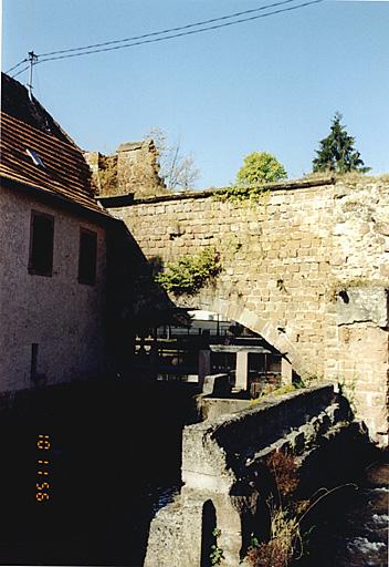 Courtine ouest de la ville au nord du moulin Pfister. Vue depuis l'est vers le Bruch, détail au niveau de l'écluse.