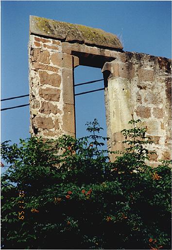 Courtine ouest de la ville à côté de l'emplacement de la porte Pfister. Vue depuis le sud-est, vers le Bruch, porte dans le haut du mur.