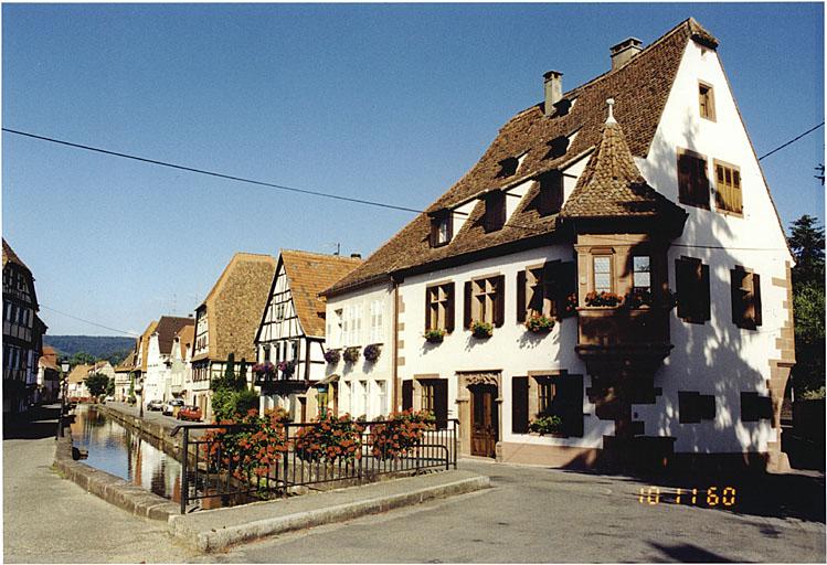 Vue du faubourg de Bitche (rive gauche) vers l'ouest depuis le pont.