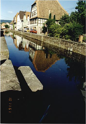 Vue du quai depuis la rive droite, vers la maison des eaux.