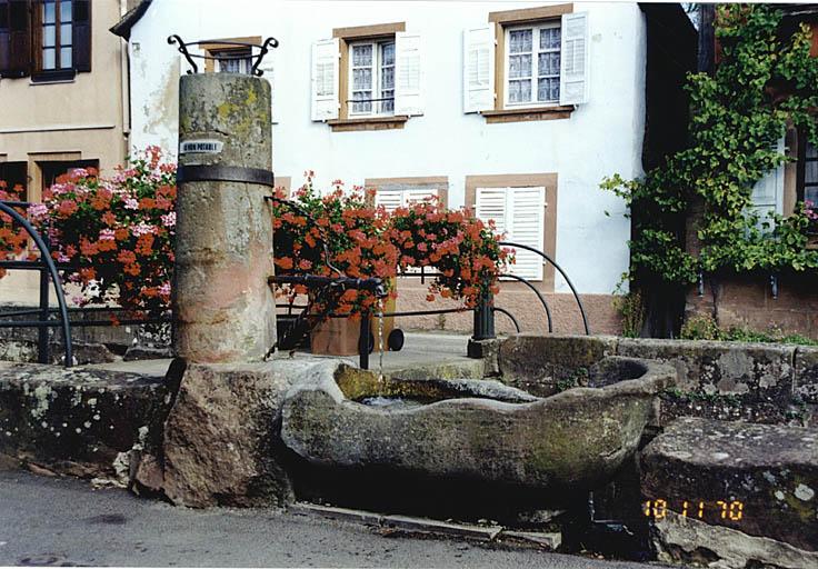 Vue de la fontaine de 1832, sur la rive droite de la Lauter.